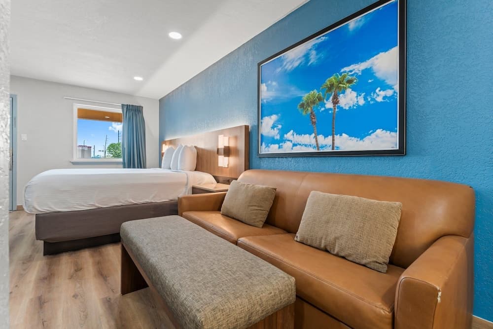Econo Lodge Inn & Suites Sealy interior in Sealy, TX — gallery photo 2