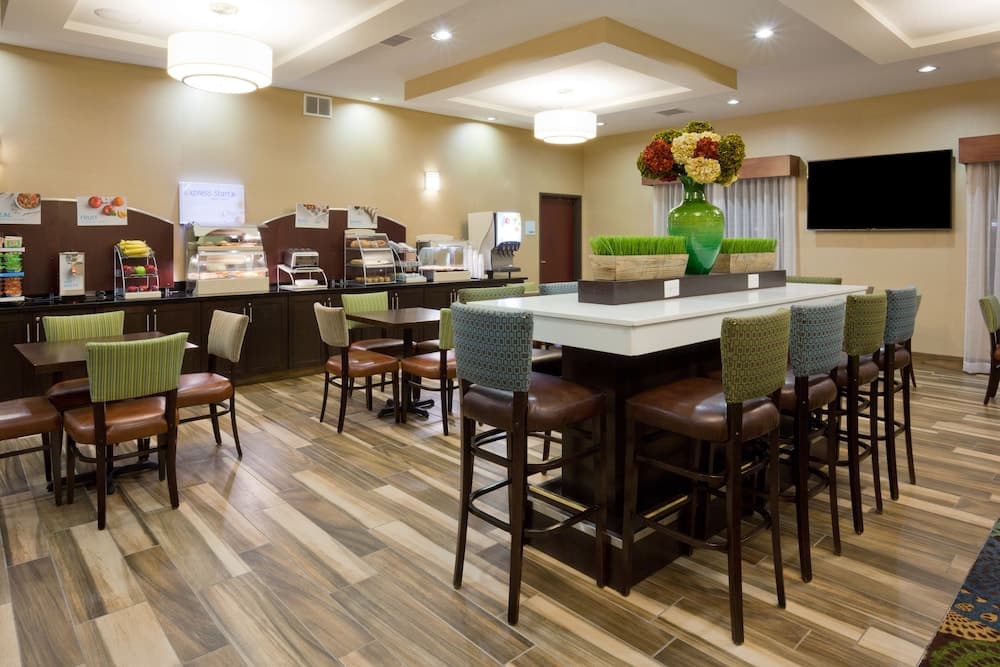 Holiday Inn Express & Suites Davenport by IHG gallery photo in Davenport, IA — image 32