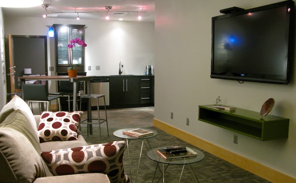 Suites at 118 property views in Bloomington, IN — gallery photo 3