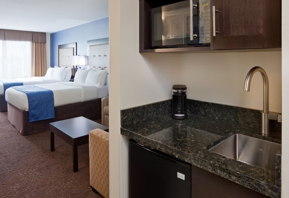 Holiday Inn Express & Suites Davenport by IHG property views in Davenport, IA — gallery photo 3