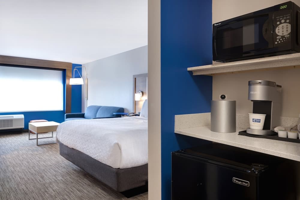 Holiday Inn Express & Suites Detroit Dearborn by IHG gallery photo in Dearborn, MI — image 29