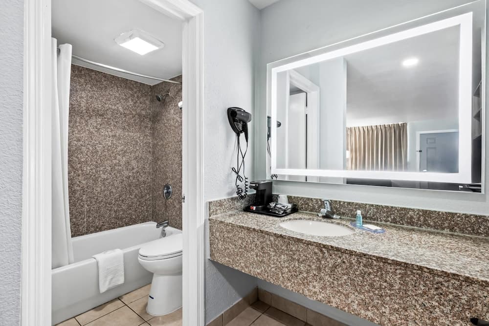 Suburban Studios Harvey - New Orleans property views in Harvey, LA — gallery photo 3