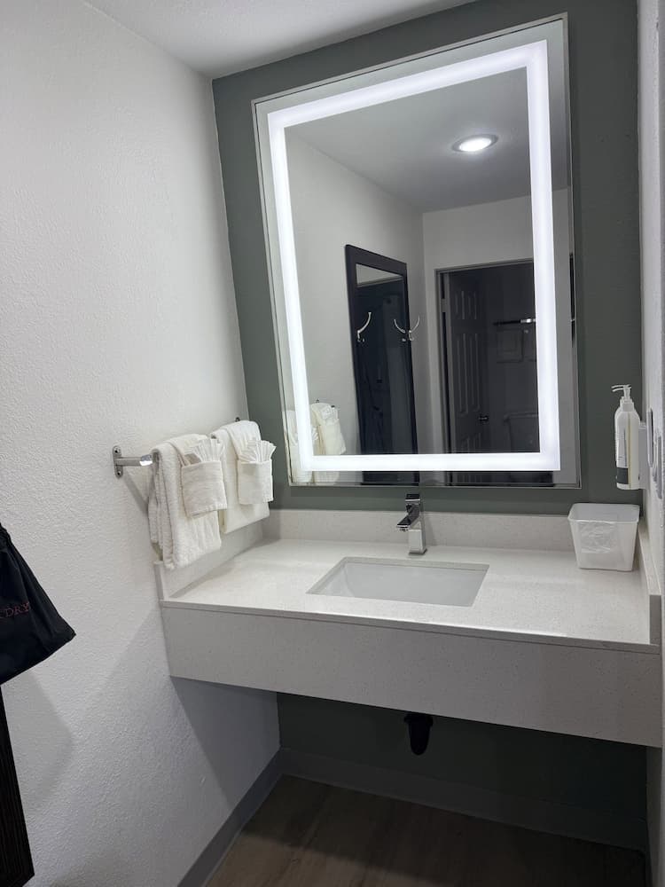 Steinbeck Lodge gallery photo in Salinas, CA — image 8