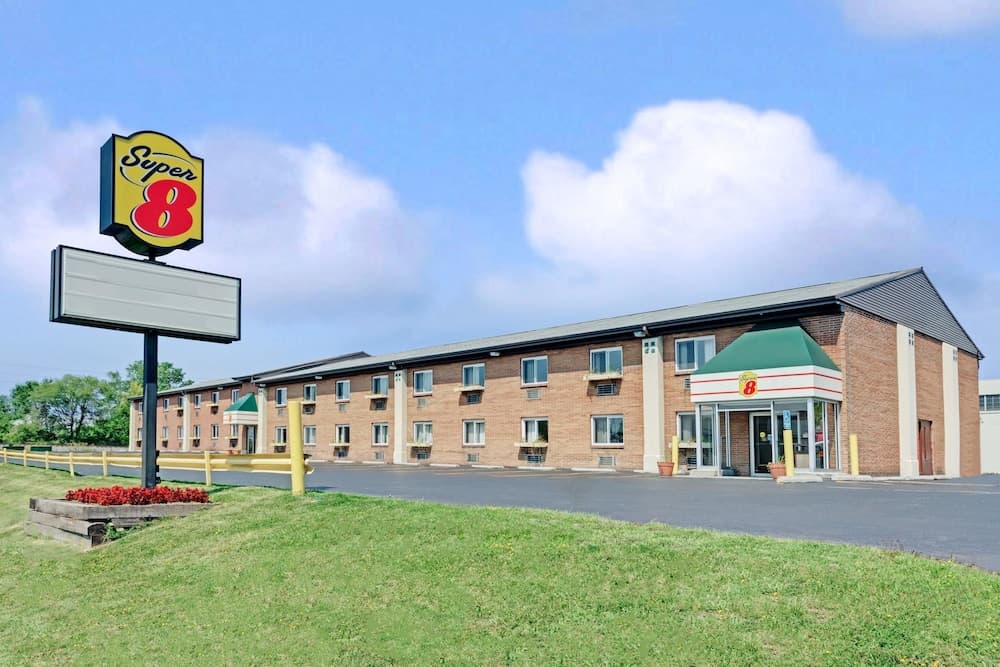 Super 8 by Wyndham Kenmore/Buffalo/Niagara Falls Area featured exterior or lobby in Buffalo, NY — similar hotel