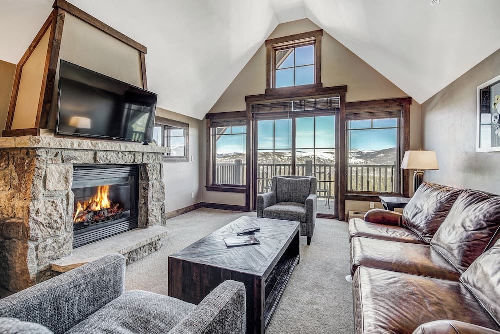 Crystal Peak Lodge, A Vail Resorts Property featured exterior or lobby in Breckenridge, CO — similar hotel
