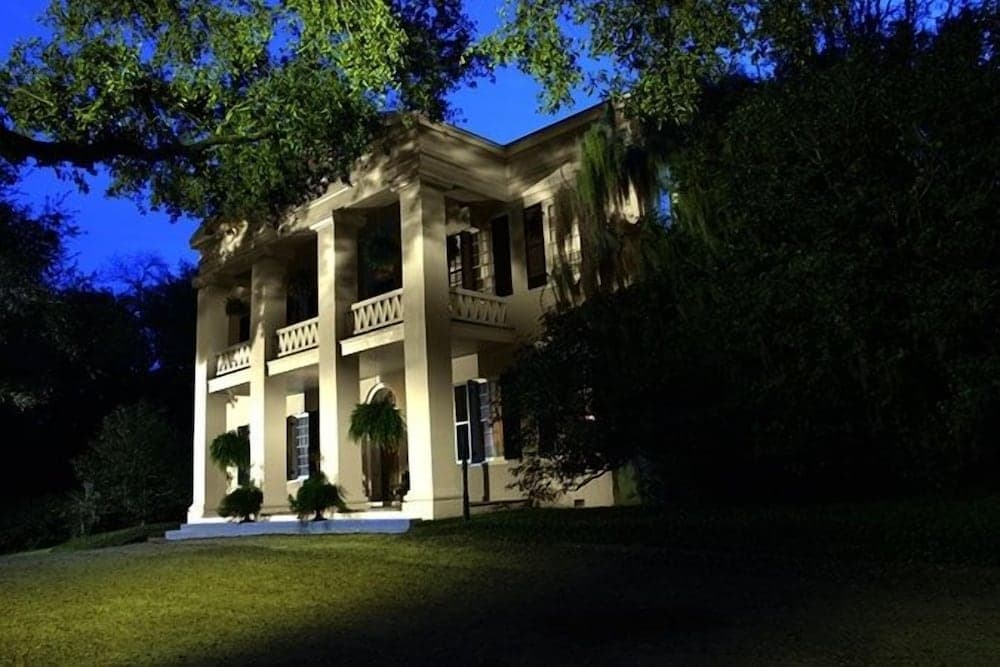 Monmouth Historic Inns and Gardens — hotel in Natchez, Mississippi