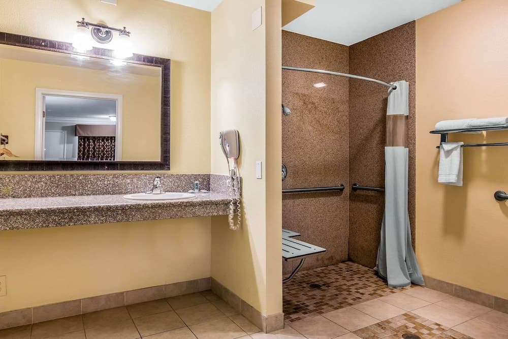 Rodeway Inn & Suites Canyon Lake-Menifee West gallery photo in Menifee, CA — image 13