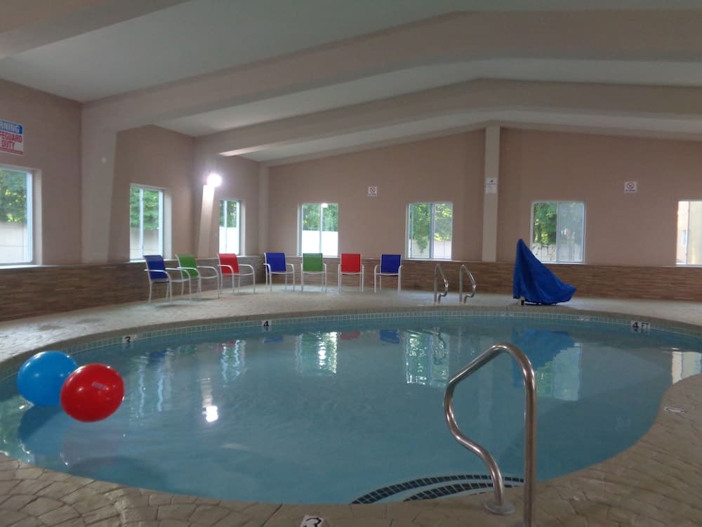 Plymouth Bay Inn and Suites interior in Kingston — gallery photo 2