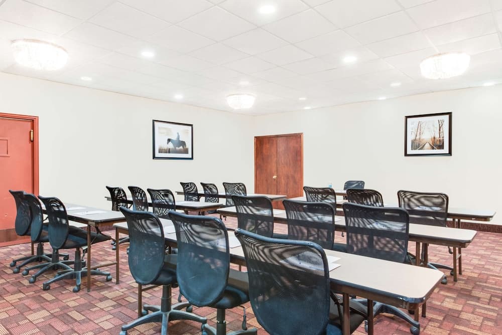 Baymont by Wyndham Midland Airport interior in Midland, TX — gallery photo 2