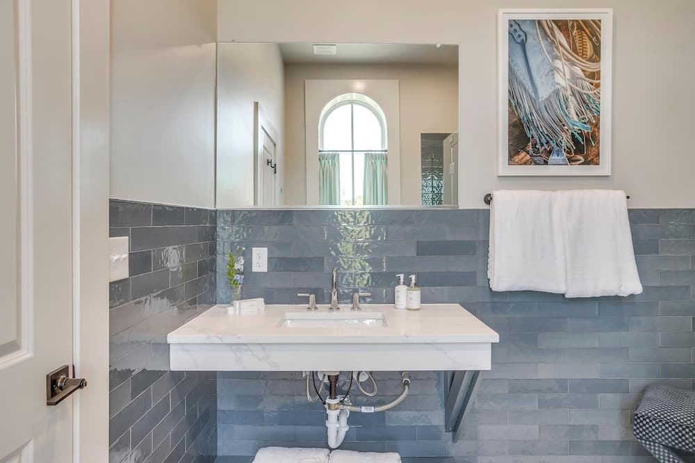 Nutt House Hotel property views in Granbury, TX — gallery photo 3