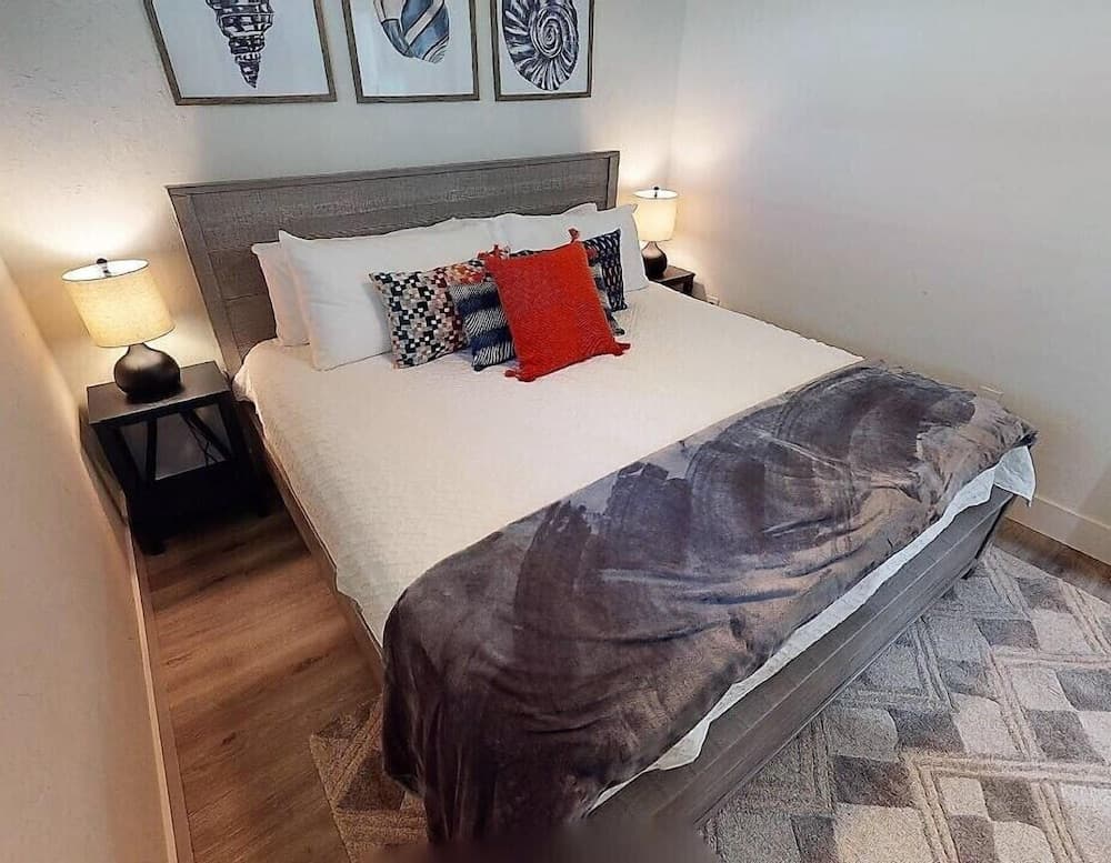 El Tropicale Vacation Rentals interior in Sarasota, FL — gallery photo 2