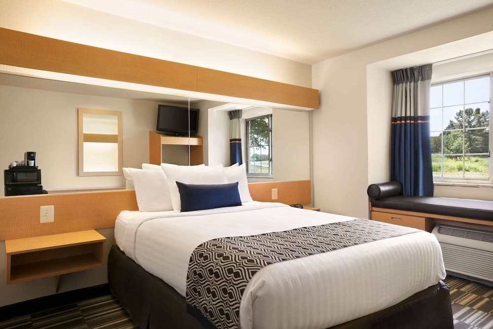 Microtel Inn & Suites by Wyndham Culpeper interior in Culpeper, VA — gallery photo 2
