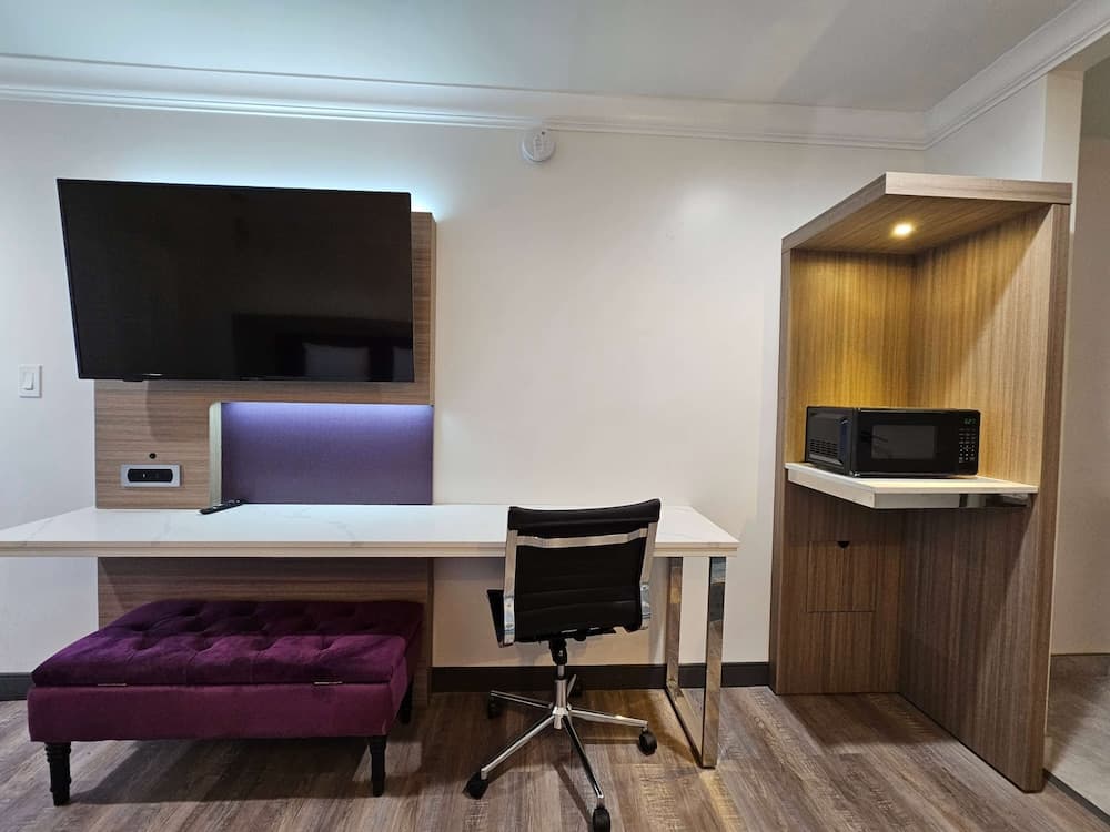 Travelodge by Wyndham Fullerton Near Anaheim interior in Fullerton, CA — gallery photo 2