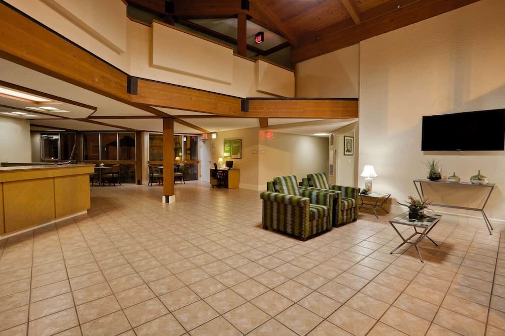 La Quinta Inn & Suites by Wyndham St. Pete-Clearwater Airpt property views in Clearwater, FL — gallery photo 3