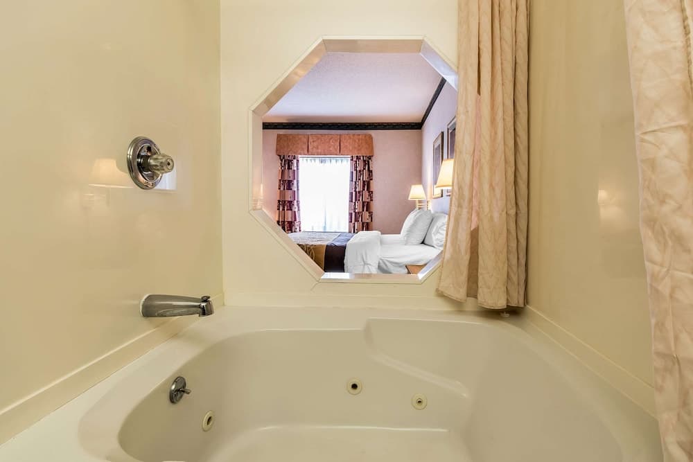 Quality Inn & Suites Evansville North gallery photo in Evansville, IN — image 8