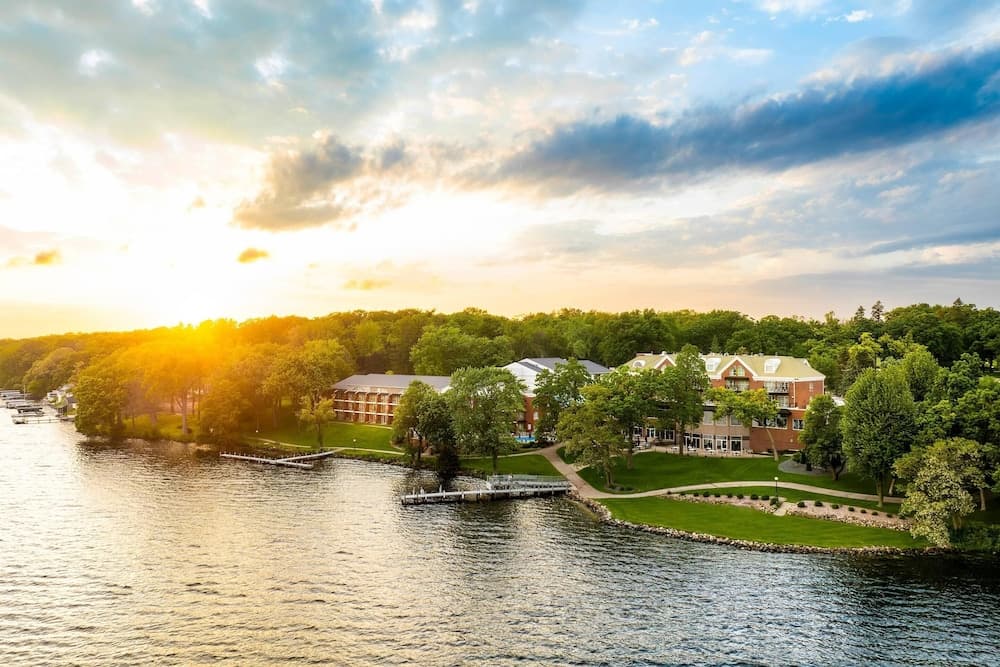 Heidel House Hotel and Conference Center, an Ascend Collection Hotel featured exterior or lobby in Green Lake, WI — similar hotel