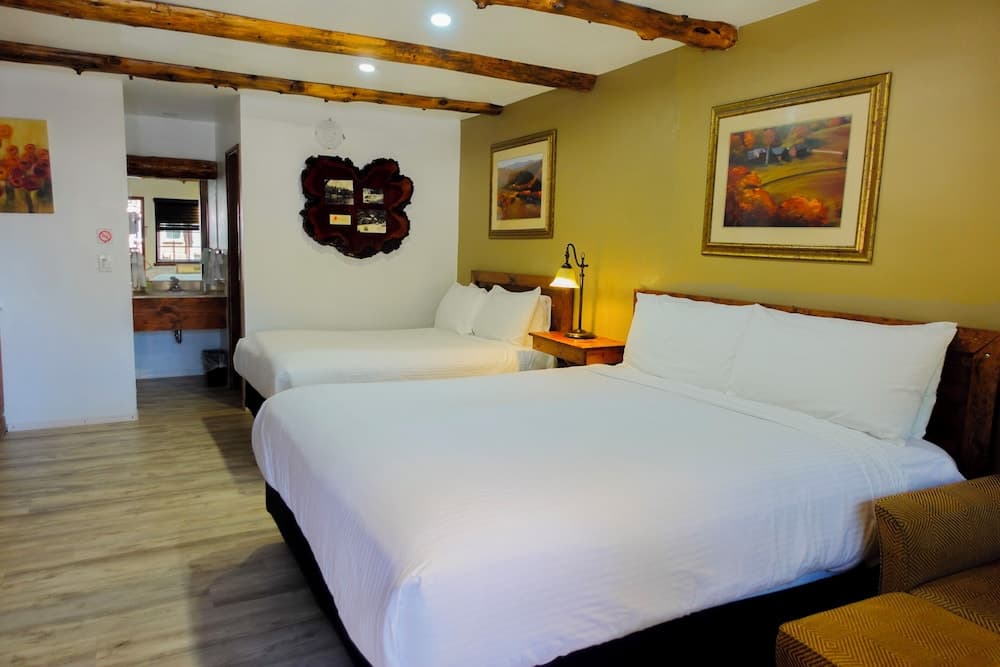 Sleepy Hollow Cabins and Hotel featured exterior or lobby in Crestline, CA — similar hotel