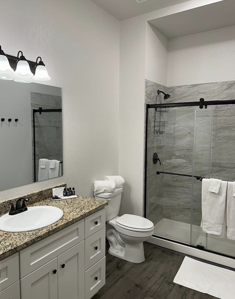 Bunkhouse Lodge interior in Seadrift, TX — gallery photo 2