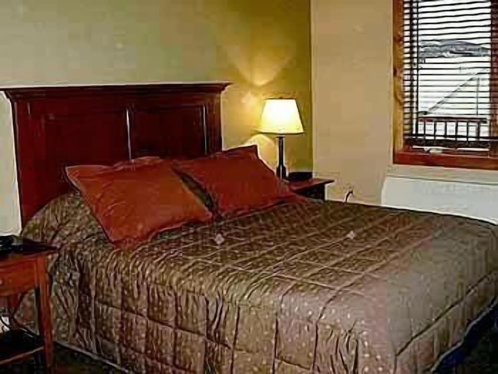 Morning Eagle interior in Whitefish, MT — gallery photo 2