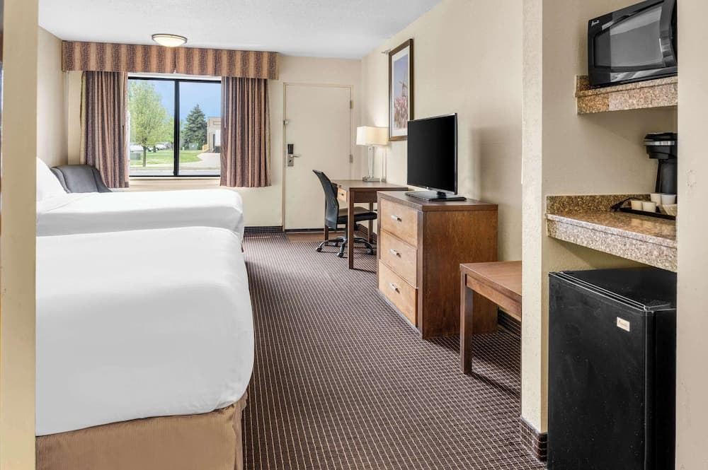 White Pines Inn & Suites gallery photo in Holland, MI — image 5