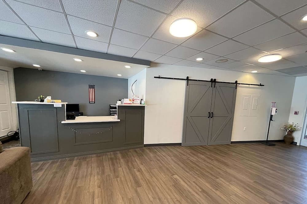 Days Inn by Wyndham Manitowoc interior in Manitowoc, WI — gallery photo 2