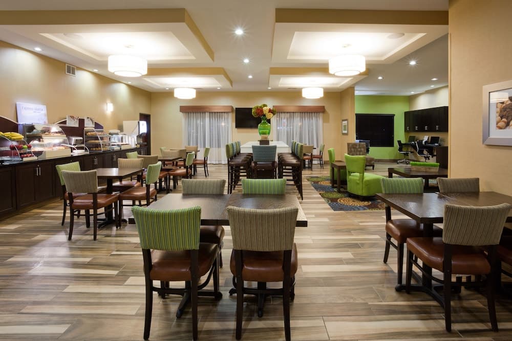Holiday Inn Express & Suites Davenport by IHG gallery photo in Davenport, IA — image 19