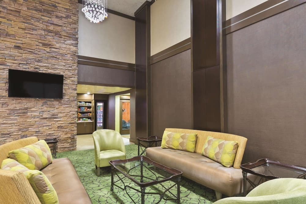La Quinta Inn by Wyndham Austin North interior in Austin, TX — gallery photo 2