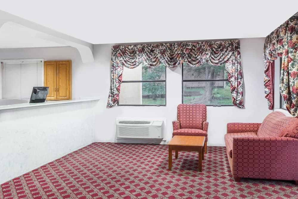 Deluxe Inn Denton property views in Denton, TX — gallery photo 3
