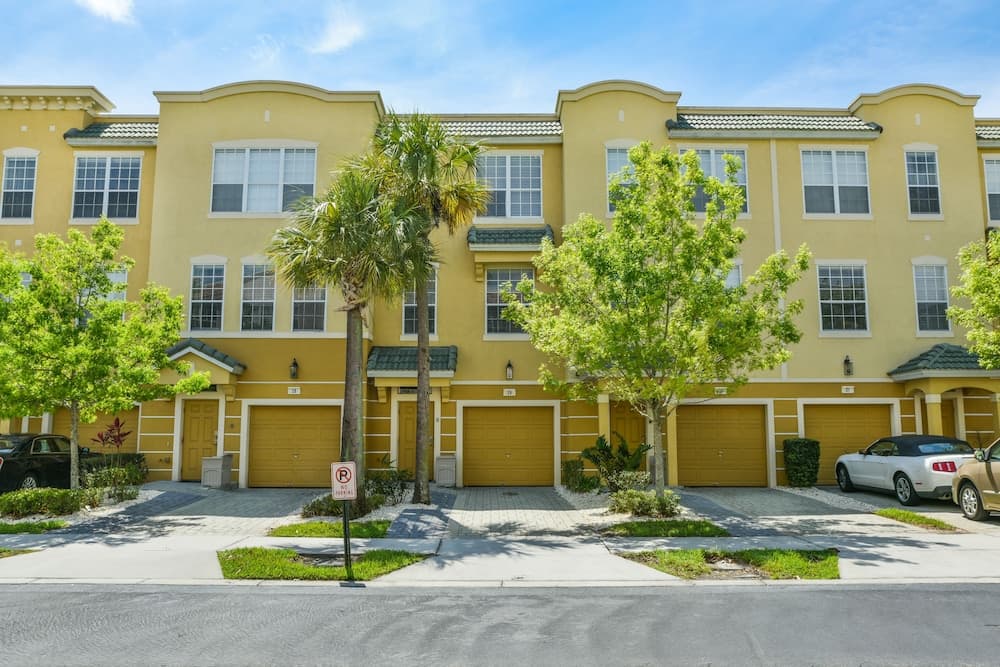 Vista Cay by Orlando Resort Rentals on Universal Boulevard featured exterior or lobby in Orlando, FL — similar hotel