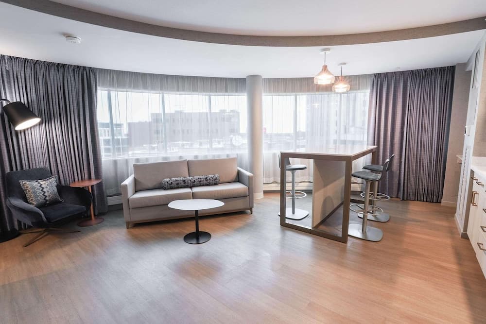 Radisson Plaza Hotel at Kalamazoo Center gallery photo in Kalamazoo, MI — image 24