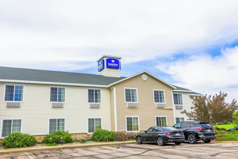 Evansville Inn & Suites By OYO — hotel in Evansville, Wisconsin