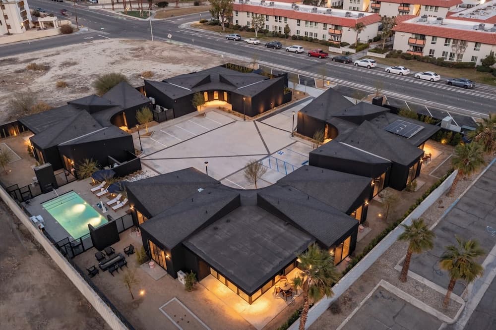 Blackhaus C & D Buyout by Avantstay Sleeps 16 featured exterior or lobby in Palm Springs, CA — similar hotel