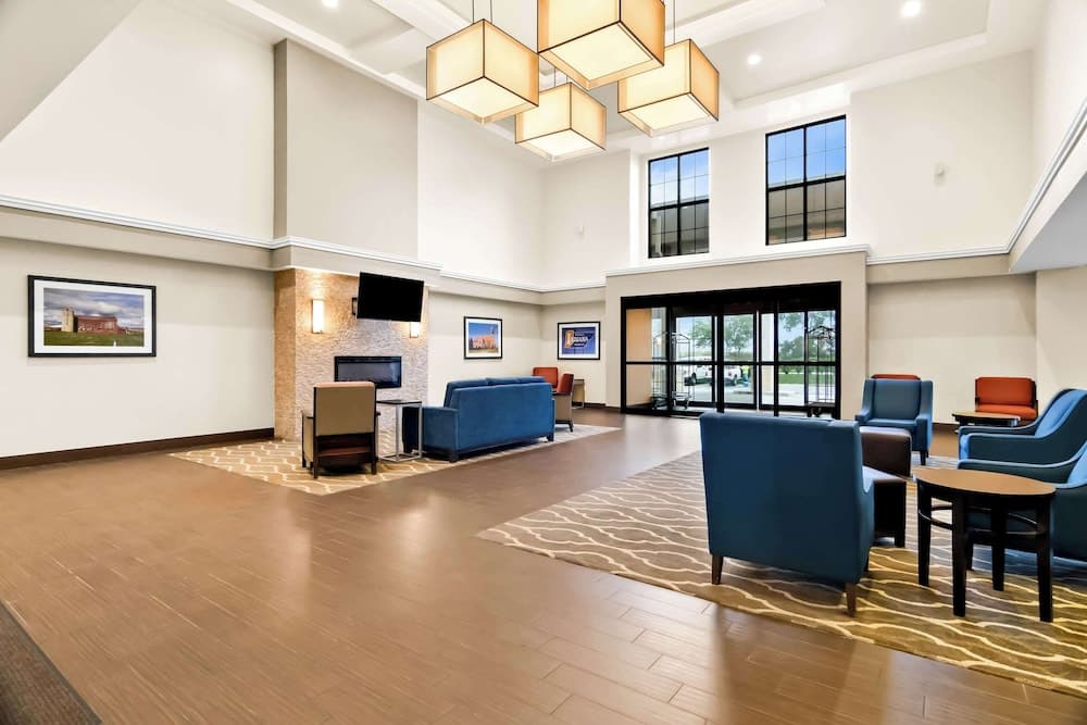 Comfort Suites Rensselaer near Fair Oaks interior in Rensselaer, IN — gallery photo 2