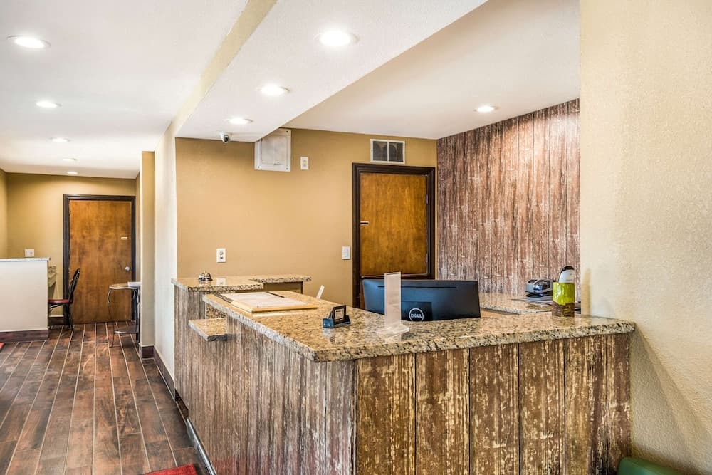 Econo Lodge Oskaloosa interior in Oskaloosa, IA — gallery photo 2