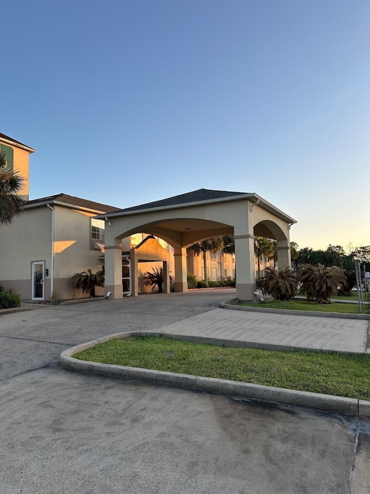 Franklin Inn & Suites featured exterior or lobby in Franklin, LA — similar hotel