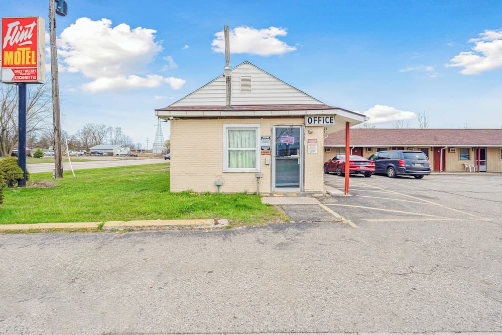 Flint Motel by OYO MI Near I-475 gallery photo in Flint, MI — image 36