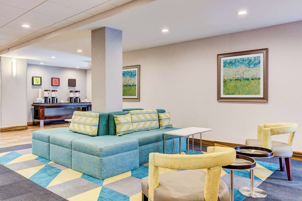 Hampton Inn & Suites Macon I-475 interior in Macon, GA — gallery photo 2