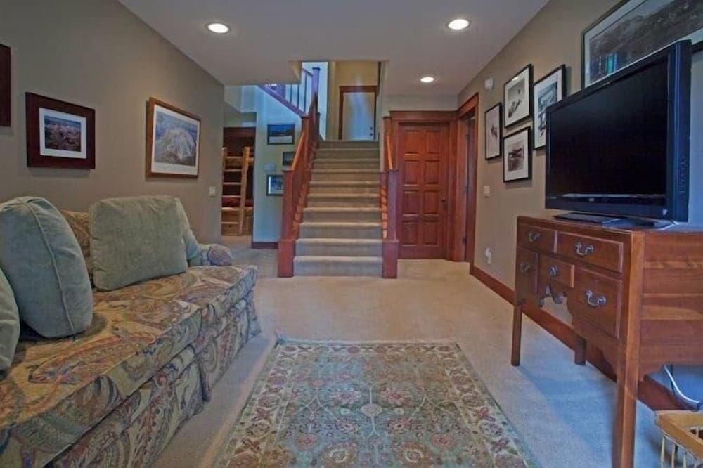Timbers 1033 property views in Mammoth Lakes, CA — gallery photo 3