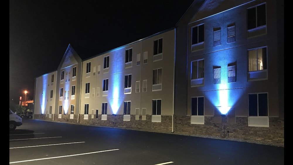 Plymouth Bay Inn and Suites property views in Kingston — gallery photo 3