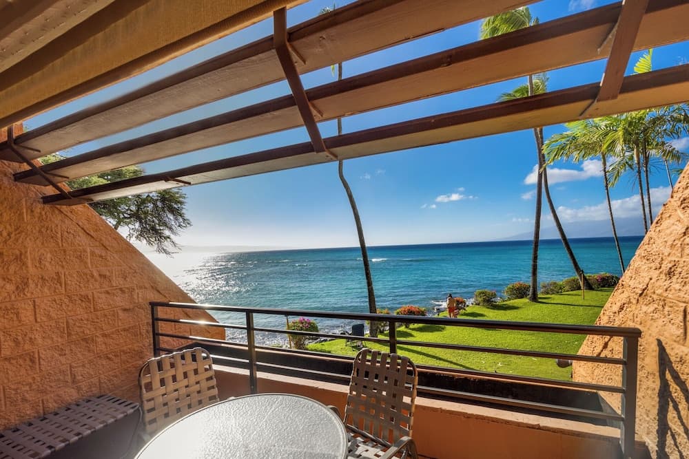 Kuleana Club - 710 interior in Lahaina, HI — gallery photo 2