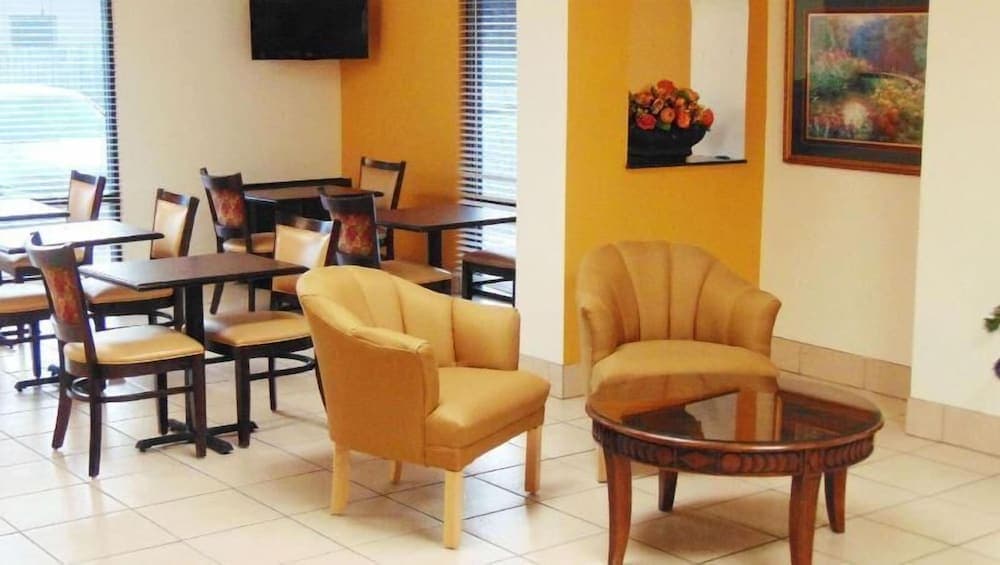 Days Inn & Suites by Wyndham Brewton interior in Brewton, AL — gallery photo 2