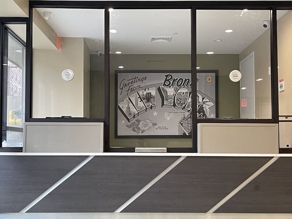 Super 8 by Wyndham Bronx Near Botanical Garden interior in Bronx, NY — gallery photo 2