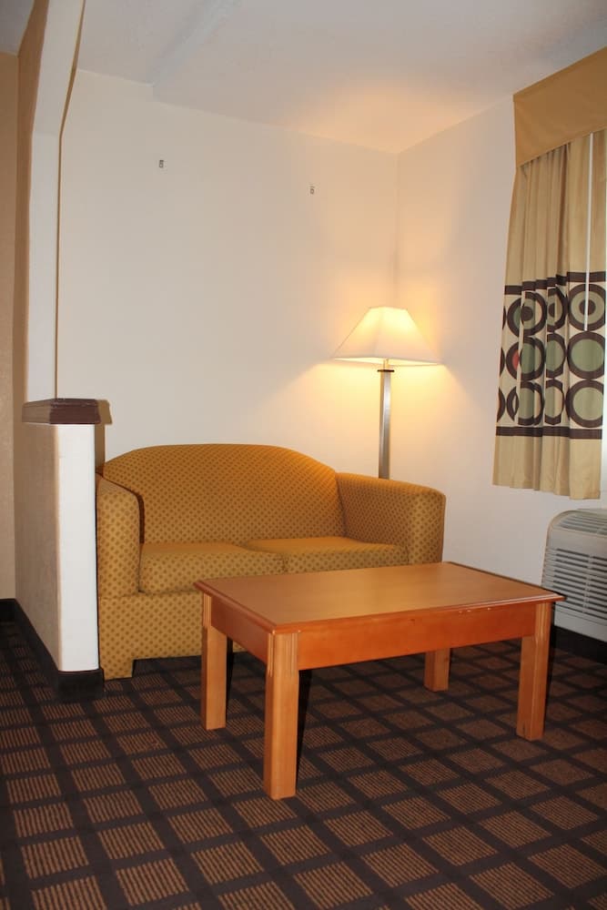 Super 8 by Wyndham Beaumont I-10 South/College St gallery photo in Beaumont, TX — image 5