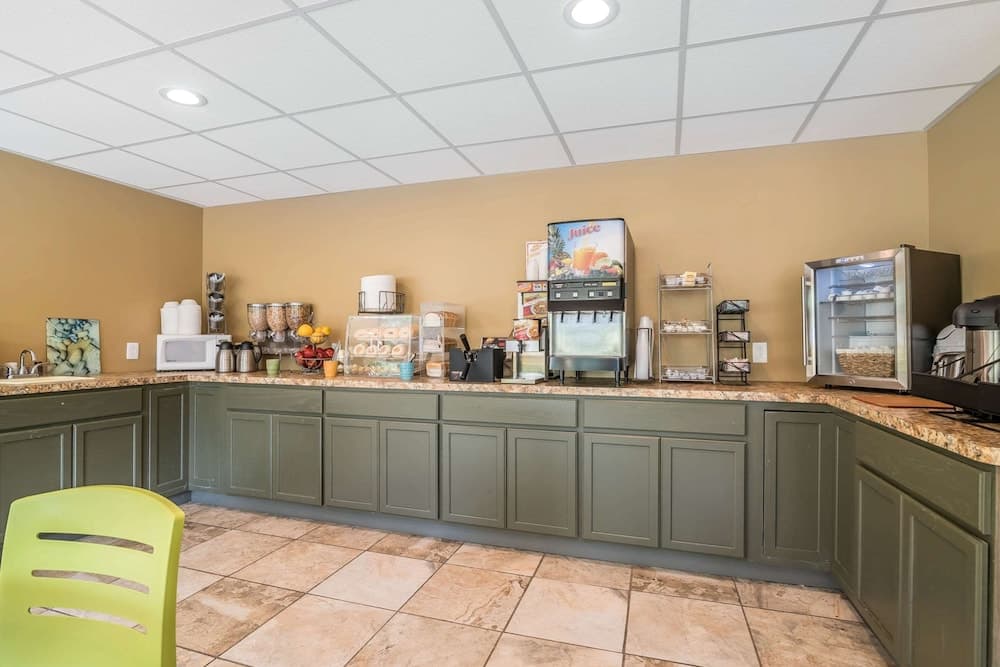 Econo Lodge Inn And Suites gallery photo in Binghamton, NY — image 15