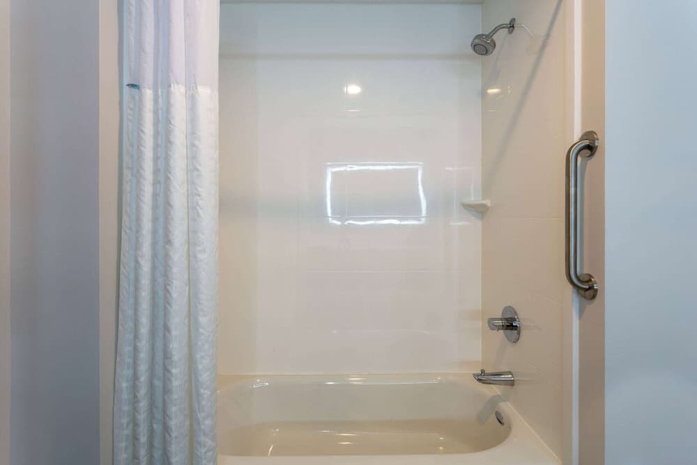 La Quinta Inn & Suites by Wyndham Shorewood gallery photo in Joliet, IL — image 32