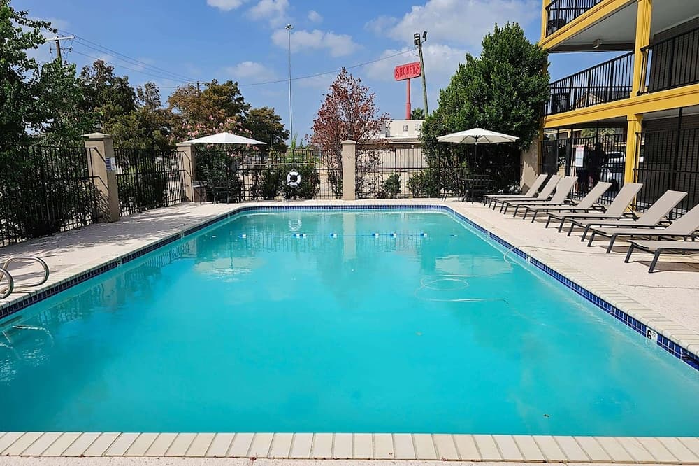 Super 8 by Wyndham Metairie property views in Metairie, LA — gallery photo 3
