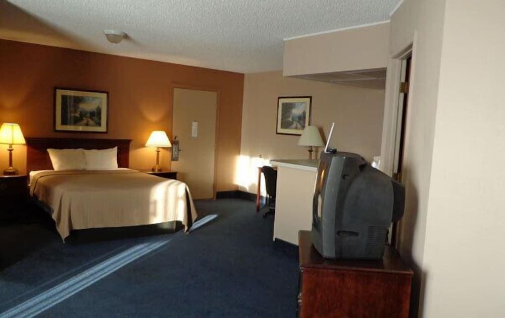 New SunFlower Inn interior in Garden City, KS — gallery photo 2