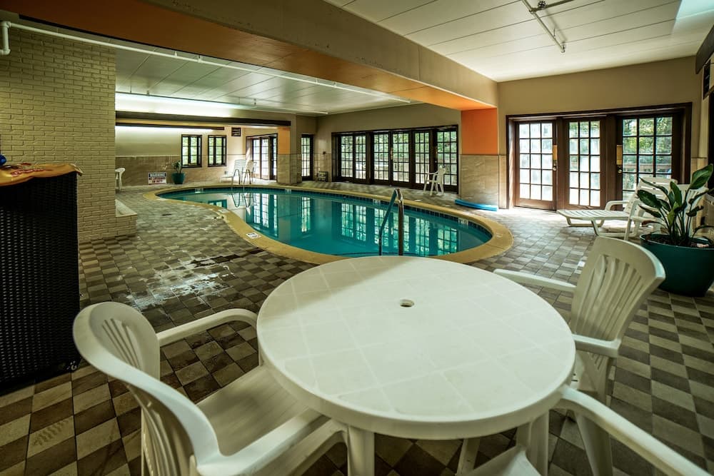 Spring House Inn interior in Chesterton, IN — gallery photo 2