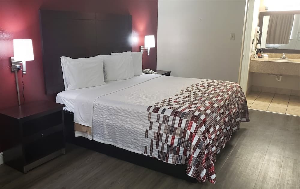 Red Roof Inn Kenner – New Orleans Airport NE interior in Kenner, LA — gallery photo 2