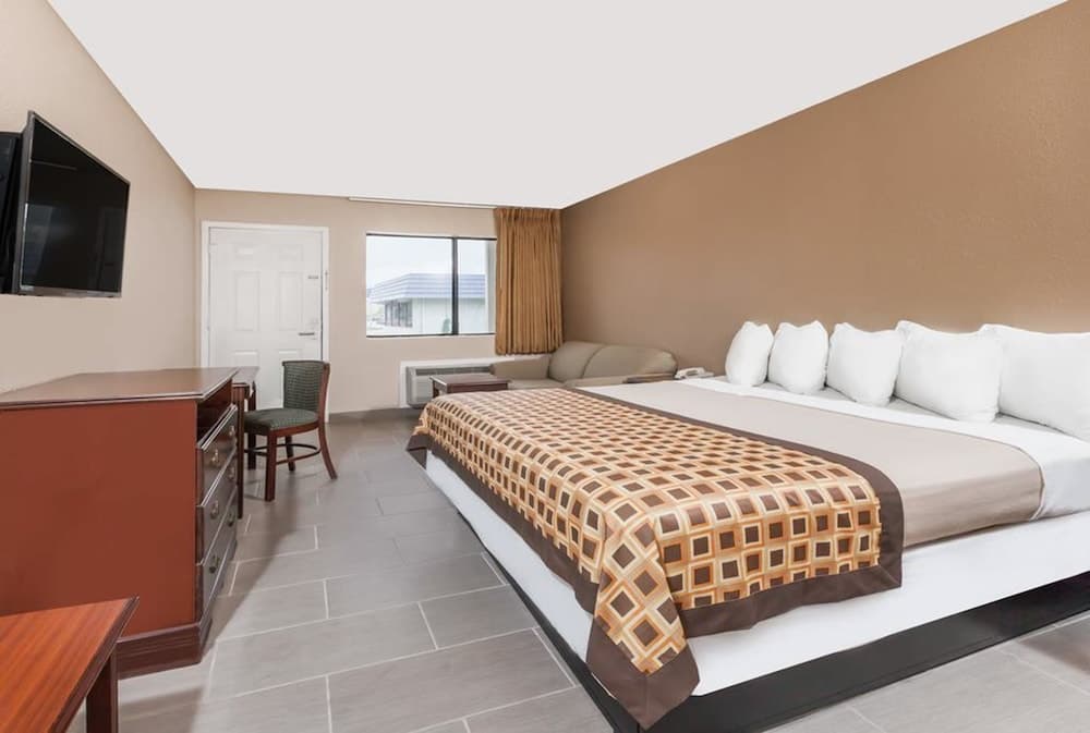 Deluxe Inn Denton interior in Denton, TX — gallery photo 2
